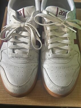 ASICS Men’s White Sneakers with Gum Outsole and Burgundy Logo